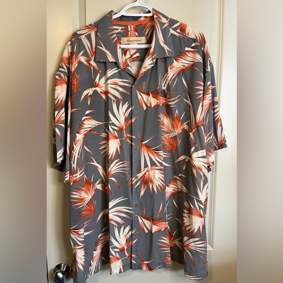 Tommy Bahama 100% Silk Printed Short Sleeve Shirt - Picture 2 of 6